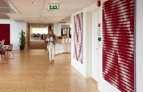 akustikmoduler i rød og hvid filt hos Tryg Oslo (1)